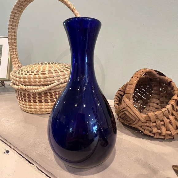 HAND BLOWN 8” COBALT BLUE VASE - Picture 3 of 6